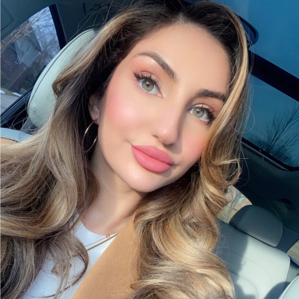 Meet your Posher, Monira